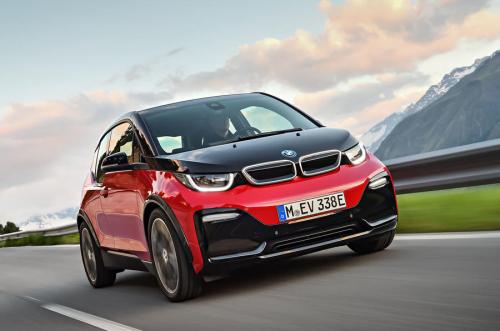 BMWi3s以及成排的帶引線的電動(dòng)汽車數(shù)百個(gè)