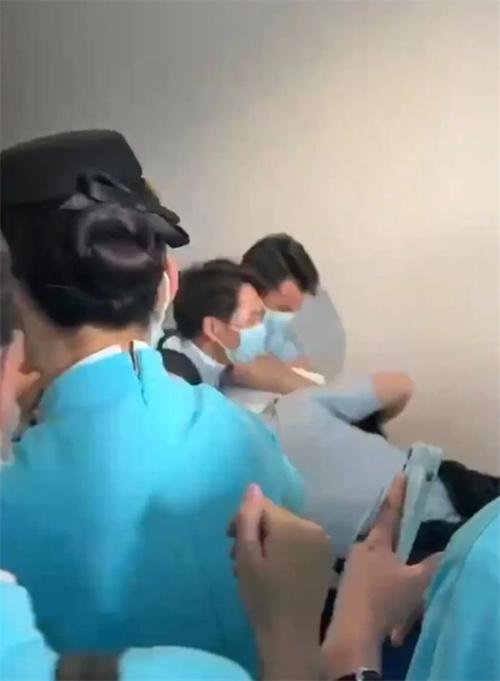 廈門航空乘務(wù)員被飛行員現(xiàn)行偷拍女廁所事件曝光，客服表示正在核實(shí)