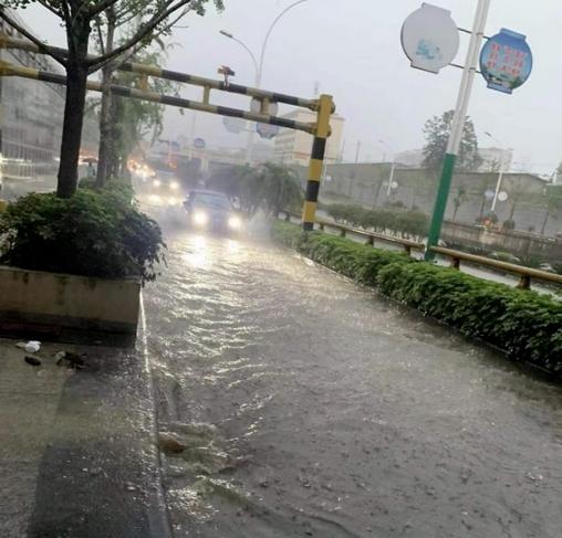 桂林市突降大雨，多路段積水，小學(xué)和幼兒園停課半天