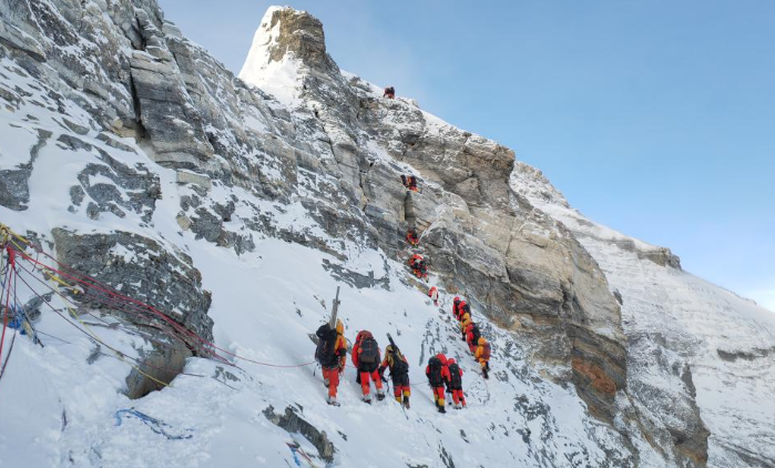 巔峰征程：中國(guó)珠峰科考登山隊(duì)員勇攀新高，再創(chuàng)輝煌