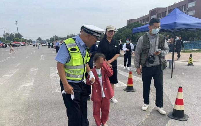 菏澤高考首日插曲：家長不慎忘帶孩子，民警及時(shí)解困