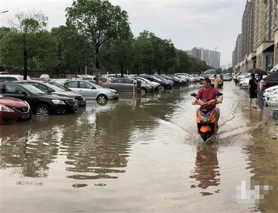 驚險(xiǎn)！東莞暴雨中外賣(mài)小哥摔倒被水沖走，眾人合力營(yíng)救引發(fā)熱議