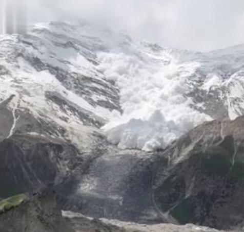 壯麗景象！游客在新疆旅游目睹雪崩，驚聲尖叫