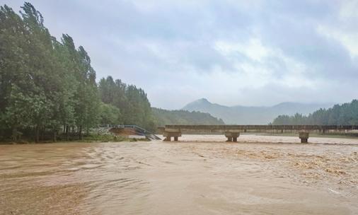 河南確山雞山大橋事故：車輛被洪水沖走，1人獲救4人失聯(lián)