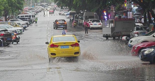 重慶遭遇強(qiáng)降雨，市民共渡雨水難關(guān)，交通受阻局部地區(qū)面臨地質(zhì)災(zāi)害風(fēng)險(xiǎn)