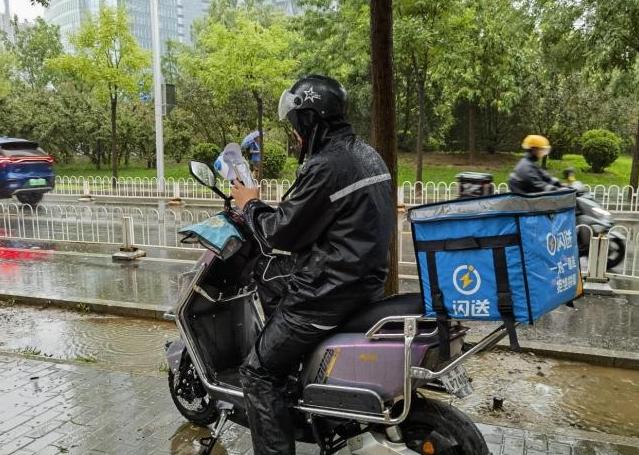 臺(tái)風(fēng)“杜蘇芮”襲擊北京，特大暴雨引發(fā)水患，陸軍直升機(jī)緊急空投救援物資