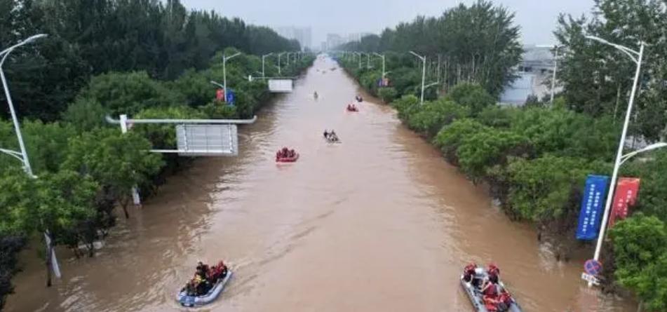 涿州救援見聞：“從未想過，有一天會(huì)在這條路上坐船”