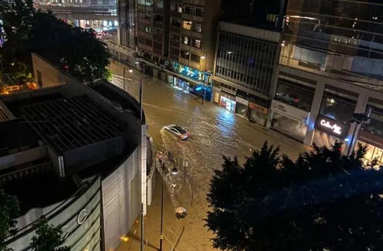 香港海葵殘余暴雨席卷，市民堅(jiān)韌抗洪