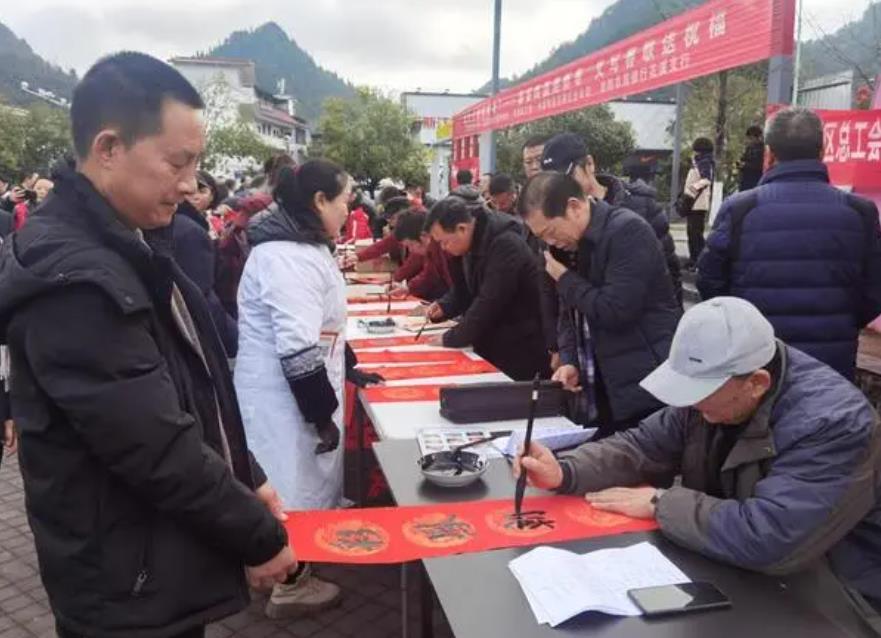 用筆墨書香送祝福，共建愛滿社區(qū)福滿家