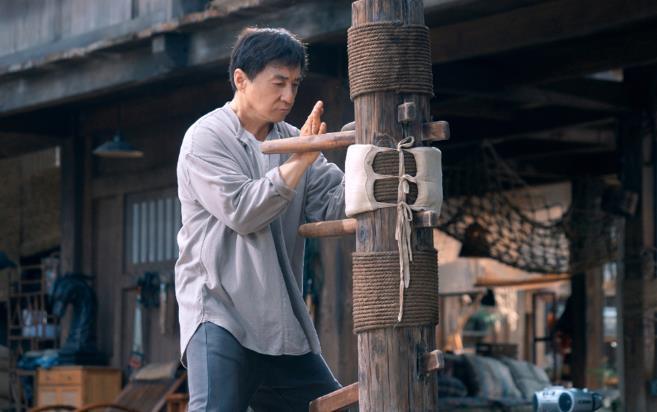 成龍69歲春晚展拳，氣貫長虹揮灑中華力量